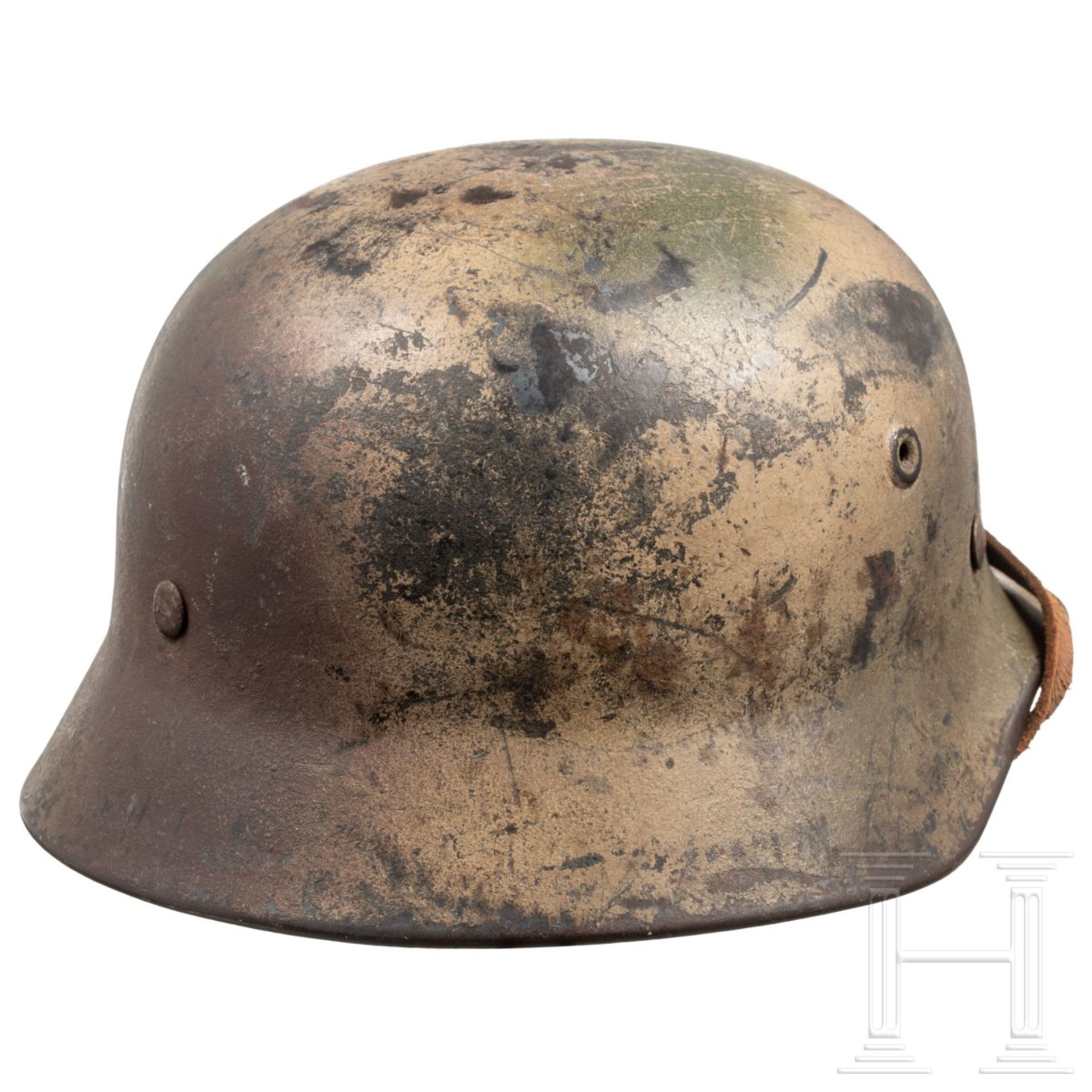 Stahlhelm M 40 des Heeres mit TarnanstrichDie Glocke mit mitgeprägten Belüftungsnieten und - Image 3 of 11