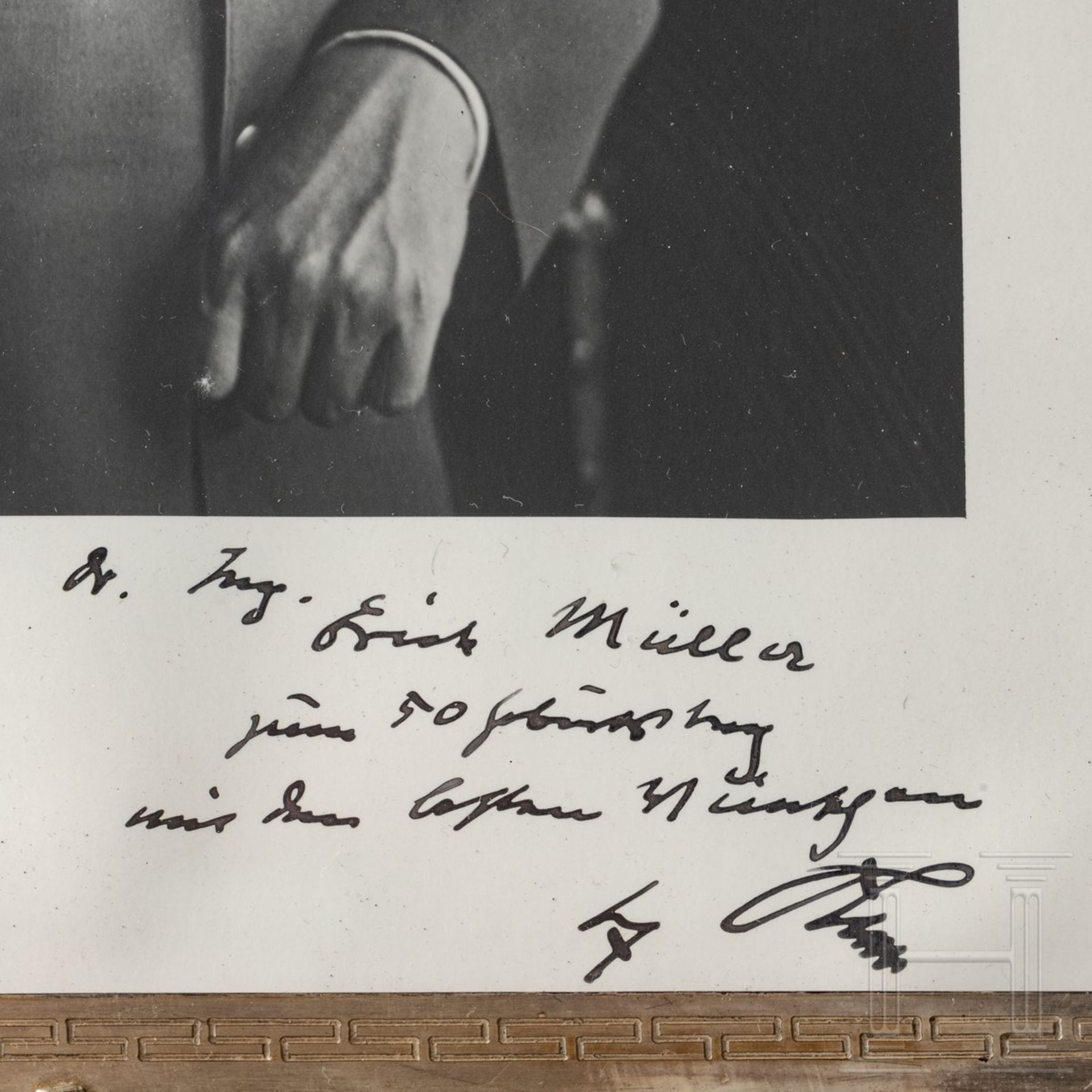 <de>Adolf Hitler – silberner Geschenkrahmen an Prof. Erich Müller bei der Friedrich Krupp AG 1942<br - Bild 4 aus 8