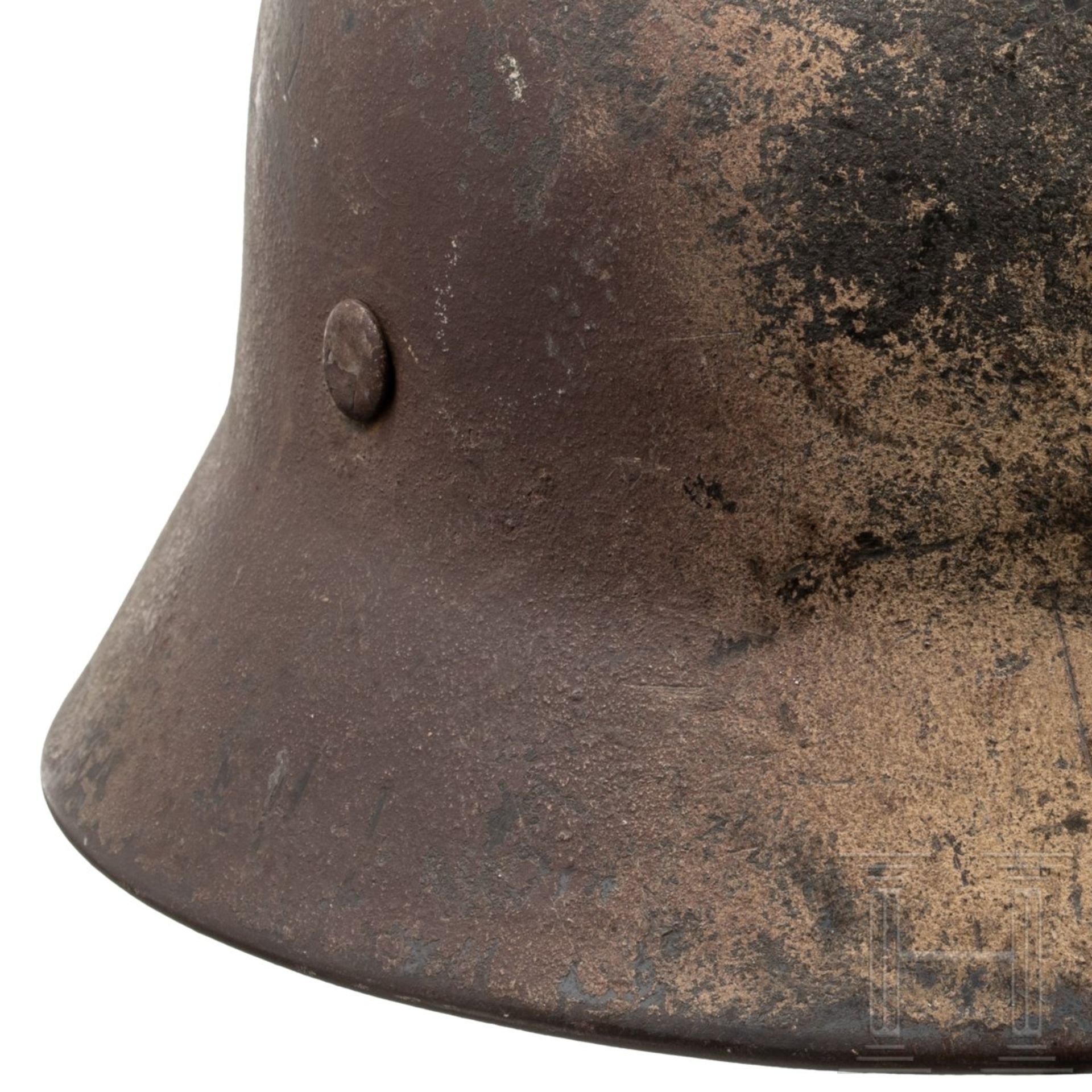 Stahlhelm M 40 des Heeres mit TarnanstrichDie Glocke mit mitgeprägten Belüftungsnieten und - Image 8 of 11