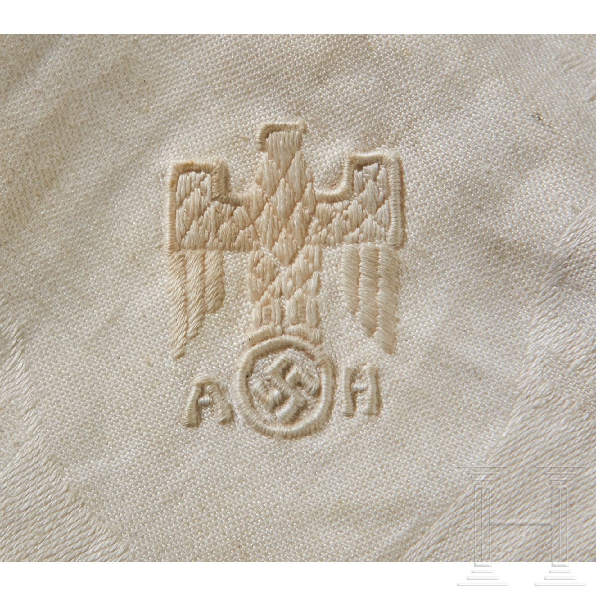 <de>Adolf Hitler – a Napkin from his Formal Personal Table Service<br>White color cloth linen napkin - Bild 3 aus 3