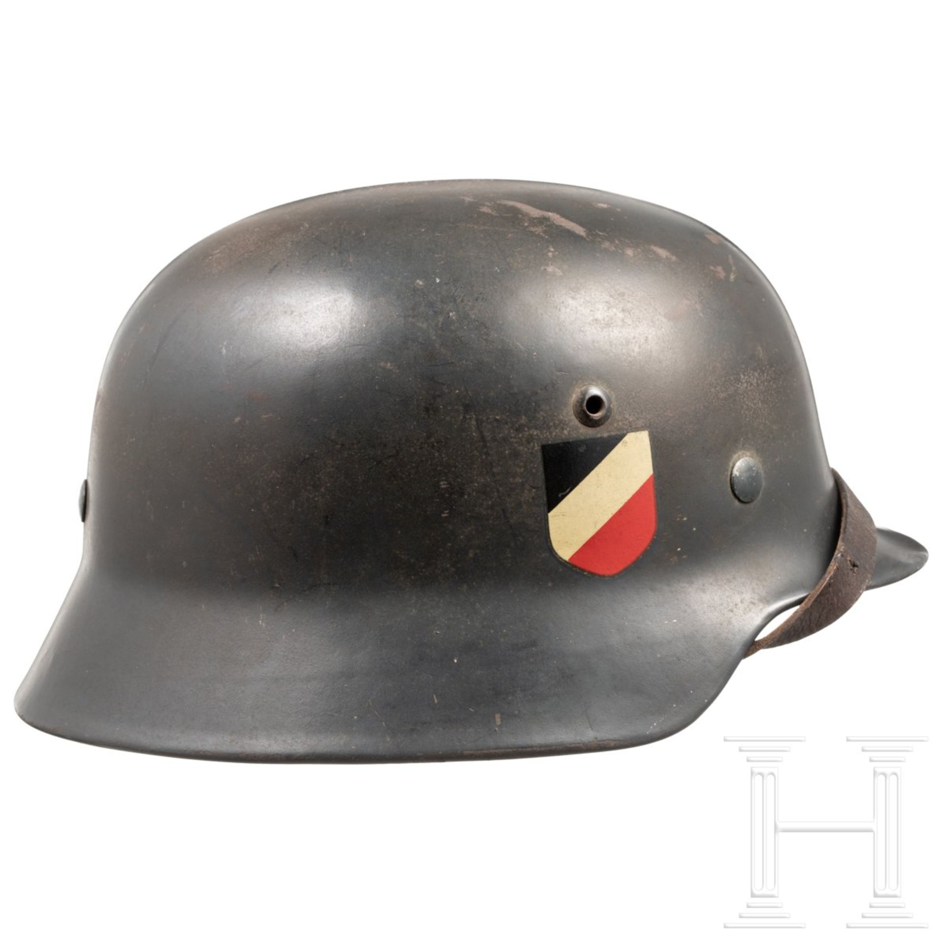 Stahlhelm M 35 der Luftwaffe mit beiden Abzeichen Die Glocke mit eingesetzten Belüftungsnieten, - Image 2 of 12