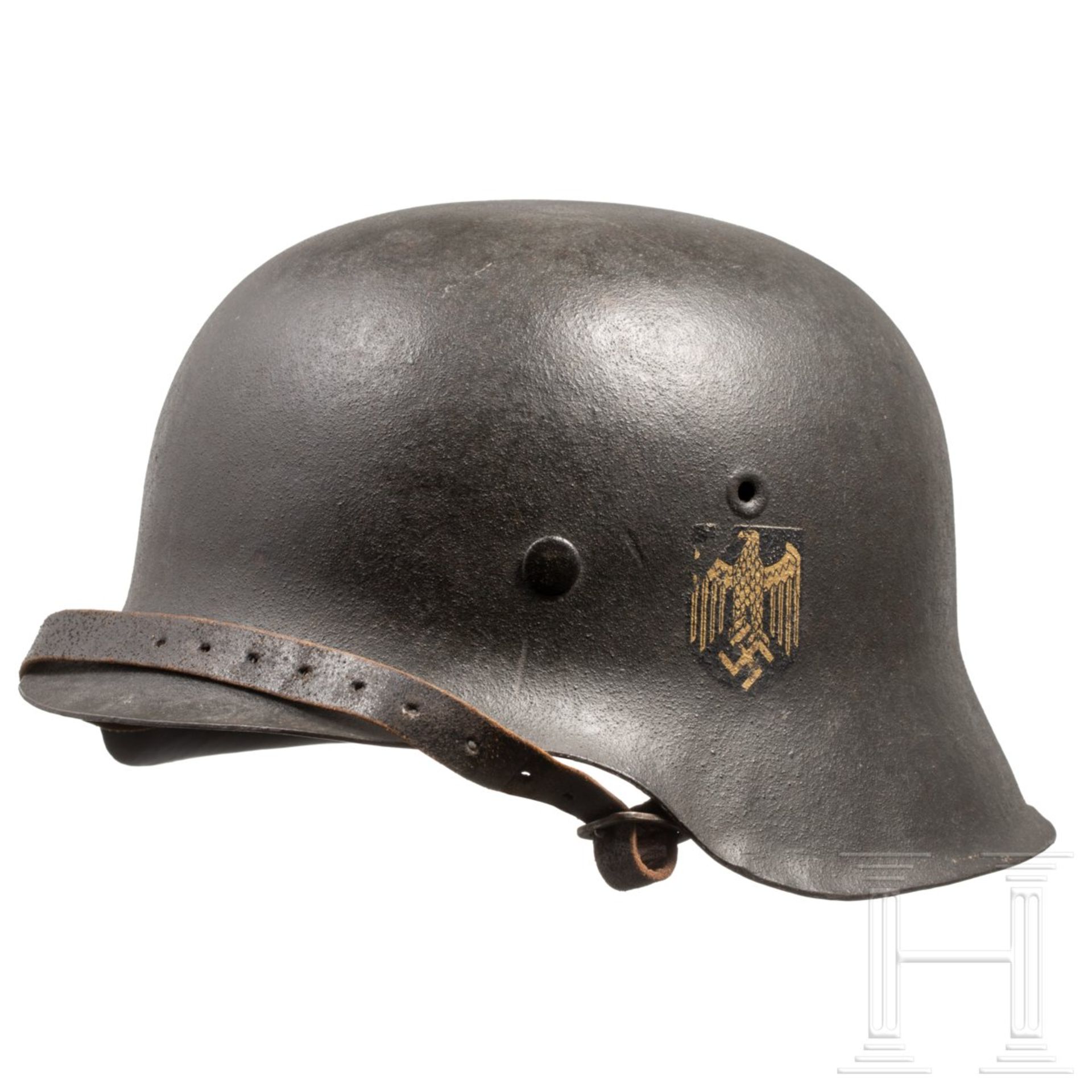 Stahlhelm M 42 der Kriegsmarine mit einem Abzeichen Die Glocke mit mitgeprägten Belüftungsnieten und