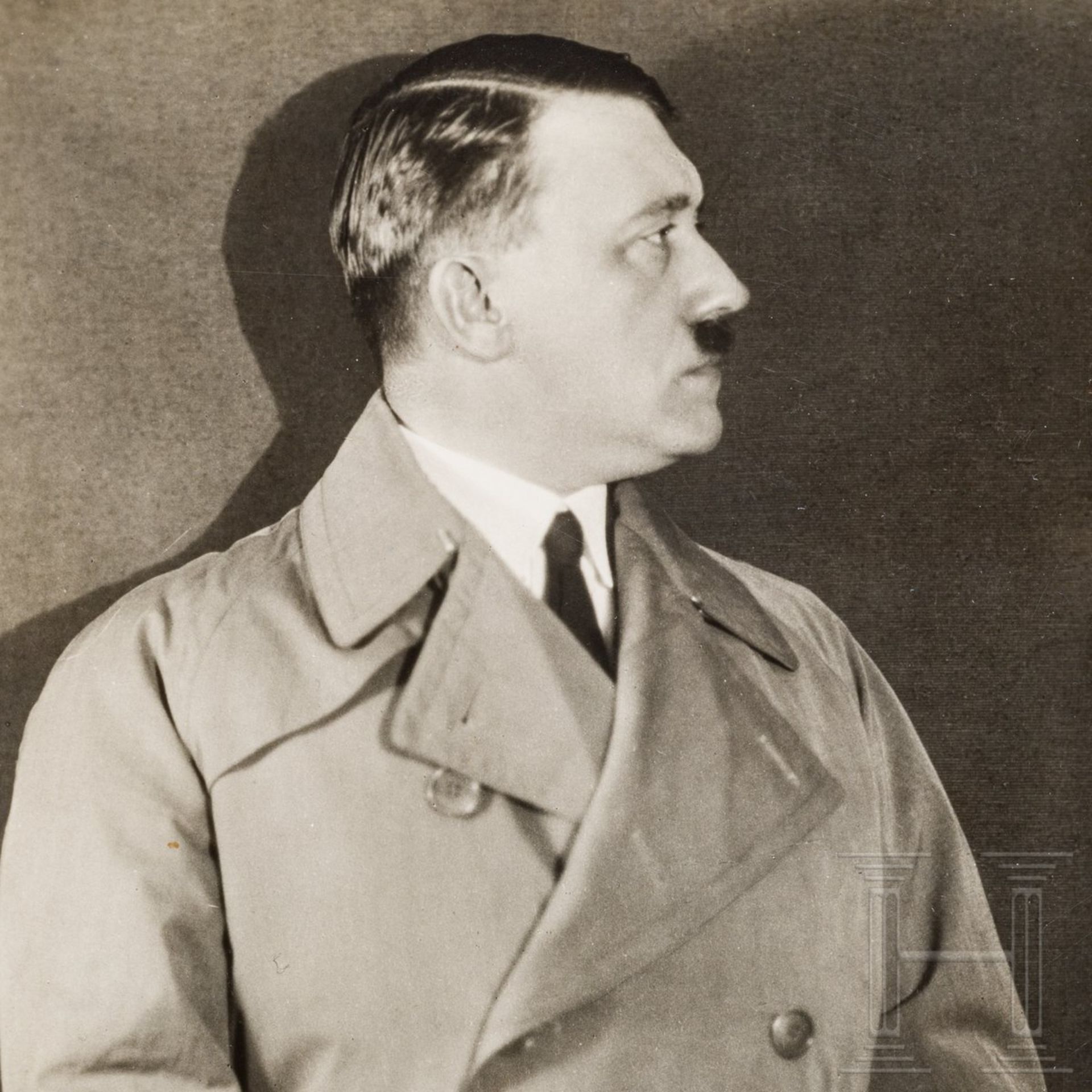 <de>Adolf Hitler – eigenhändig signierte Hoffmann-Fotopostkarte vom Dezember 1933<br>Dreiviertelport - Bild 3 aus 4