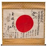 Japanische Seidenflagge, 2. WeltkriegWeiße Seide, mittig rot mit Sonnensymbol bedruckt, dabei die