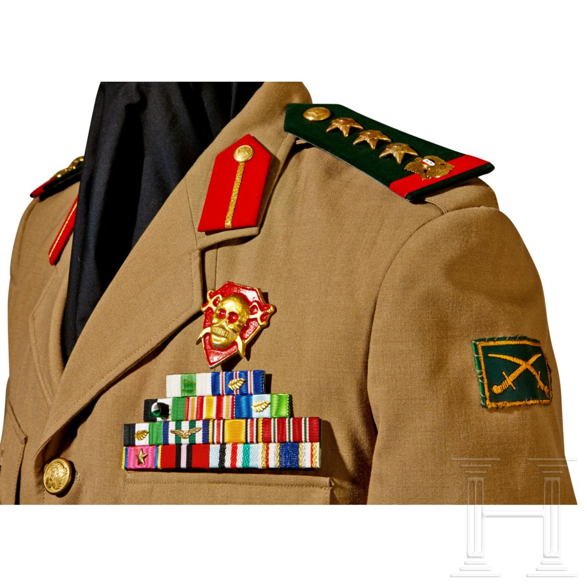<de>A Syrian Army Brigadier General Uniform<br>Four pocket open collar tunic, tan colour lightweight - Bild 3 aus 8