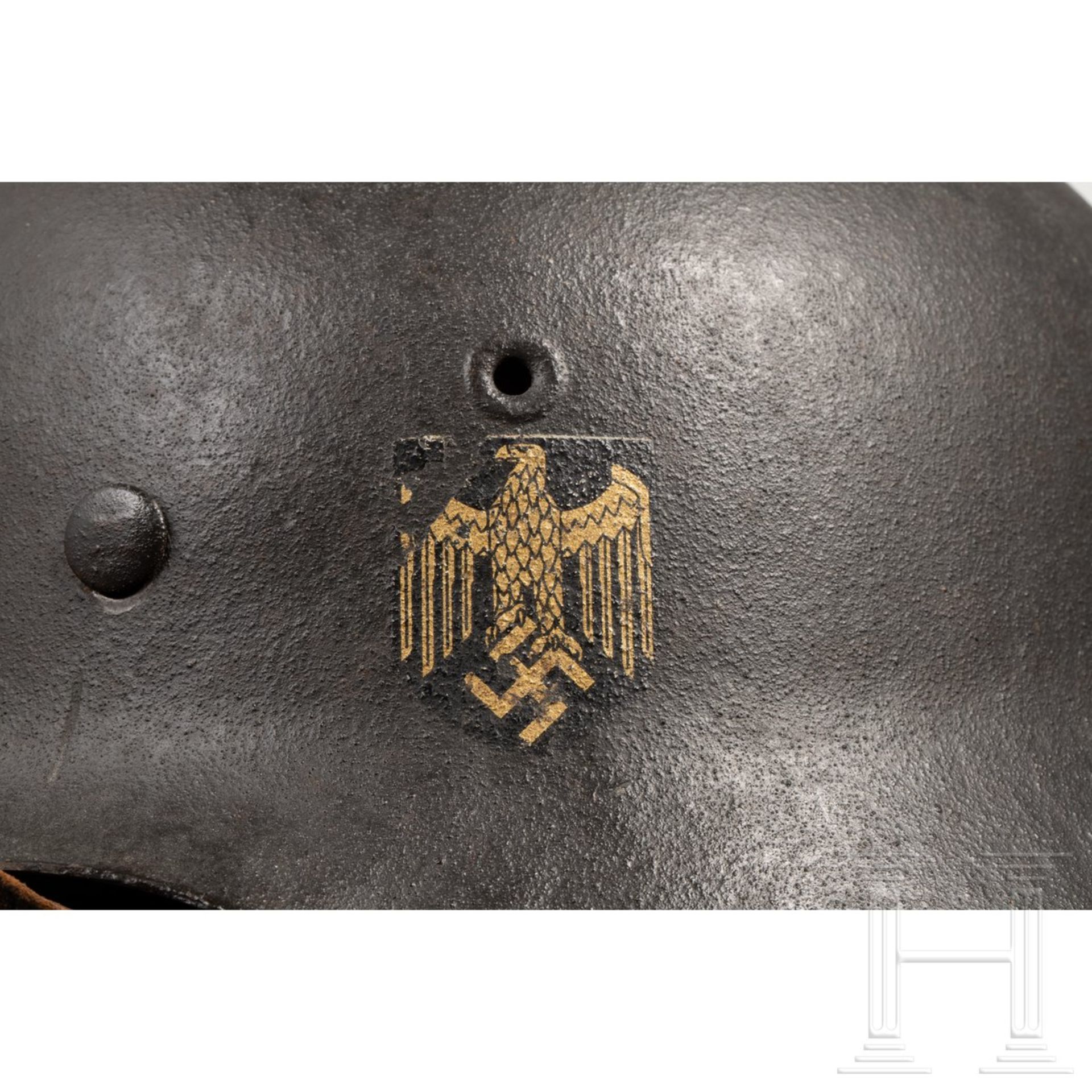 Stahlhelm M 42 der Kriegsmarine mit einem Abzeichen Die Glocke mit mitgeprägten Belüftungsnieten und - Image 4 of 10