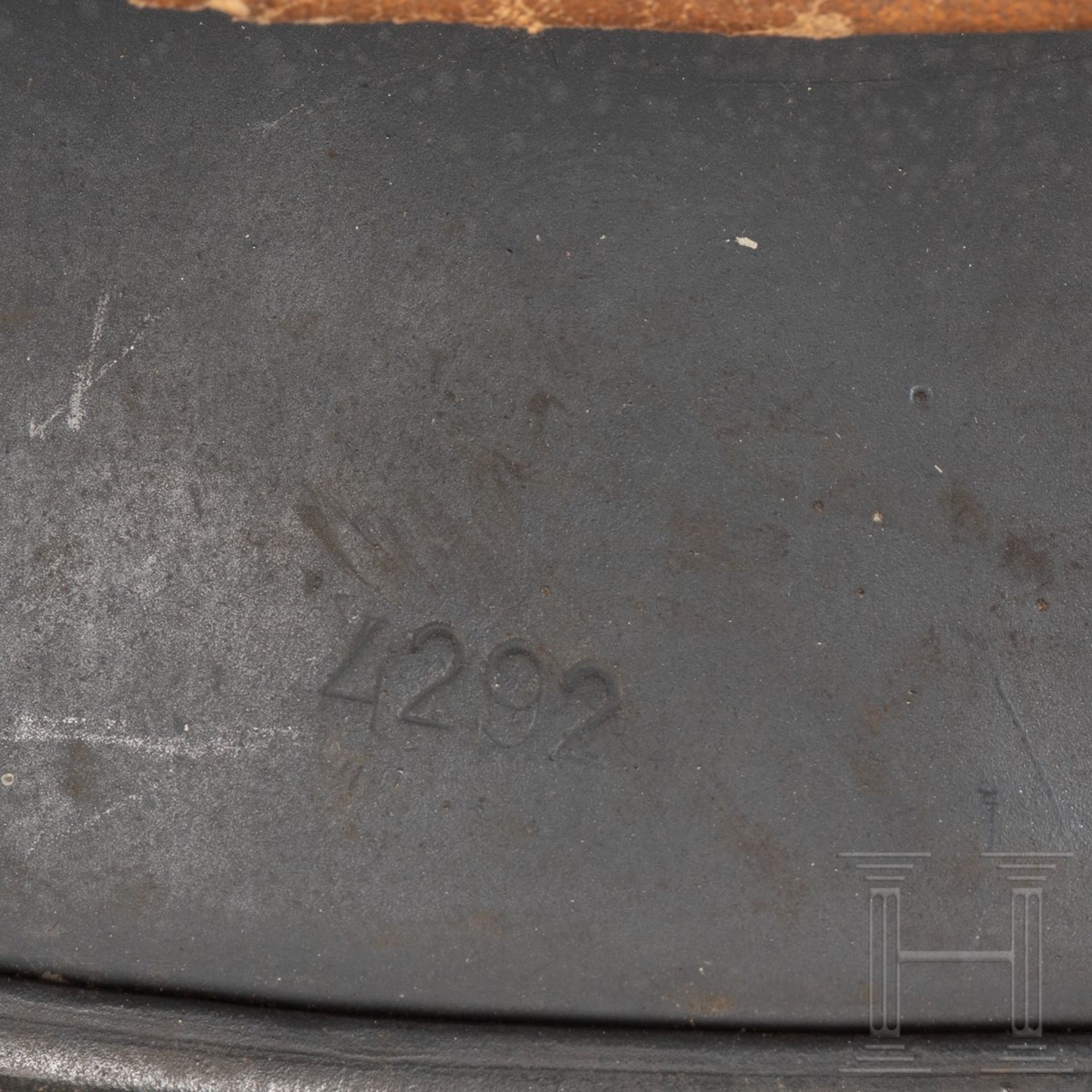 Stahlhelm M 35 der Luftwaffe mit beiden Abzeichen Die Glocke mit eingesetzten Belüftungsnieten, - Image 6 of 12