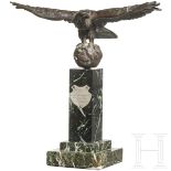 Anton Büschelberger (1869-1934) - Adler auf Weltkugel als Wanderpreis, datiert 1938Massive Bronze,