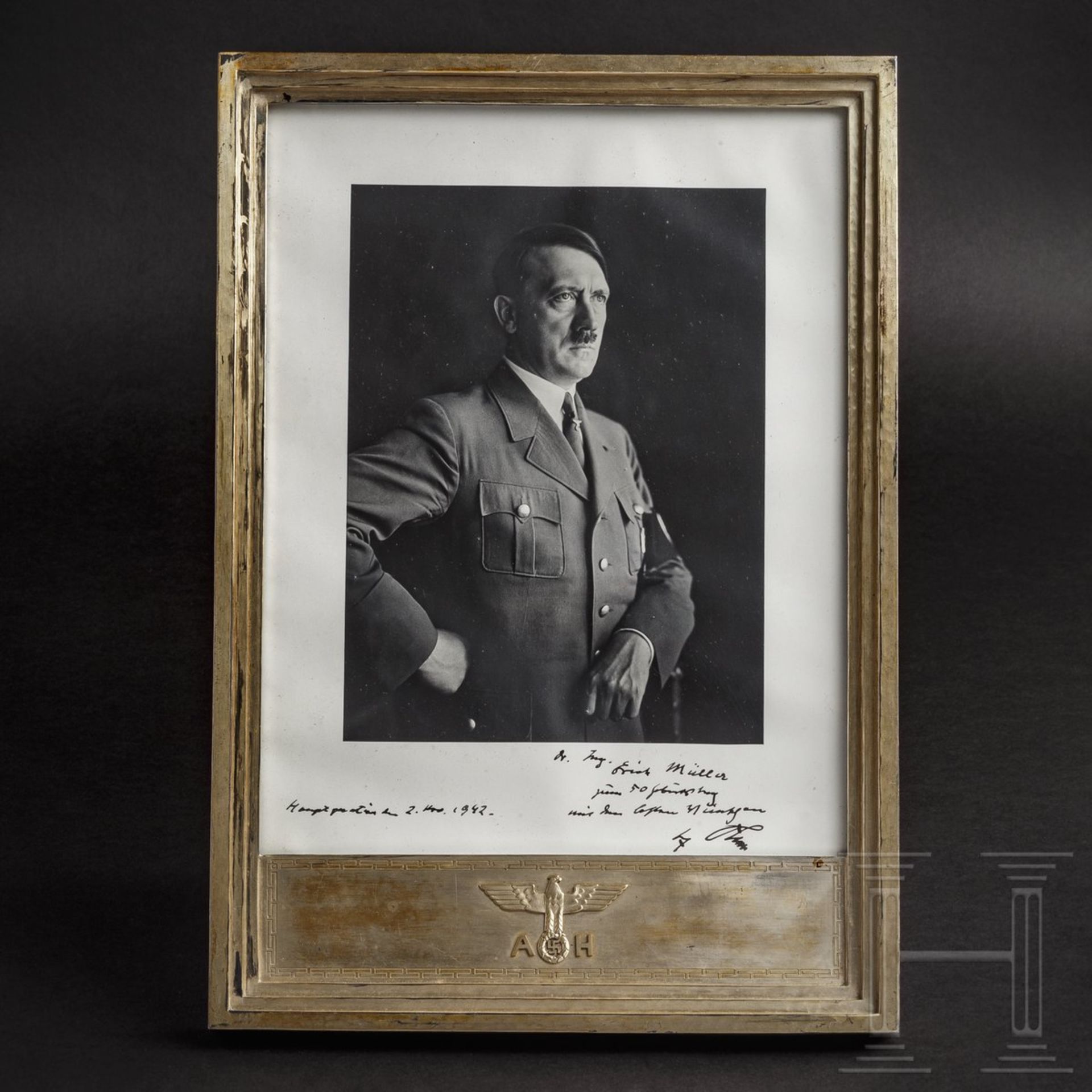 <de>Adolf Hitler – silberner Geschenkrahmen an Prof. Erich Müller bei der Friedrich Krupp AG 1942<br