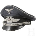 Schirmmütze für Offiziere der Luftwaffe Korpus aus feinem luftwaffenblauen Stoff mit schwarzem