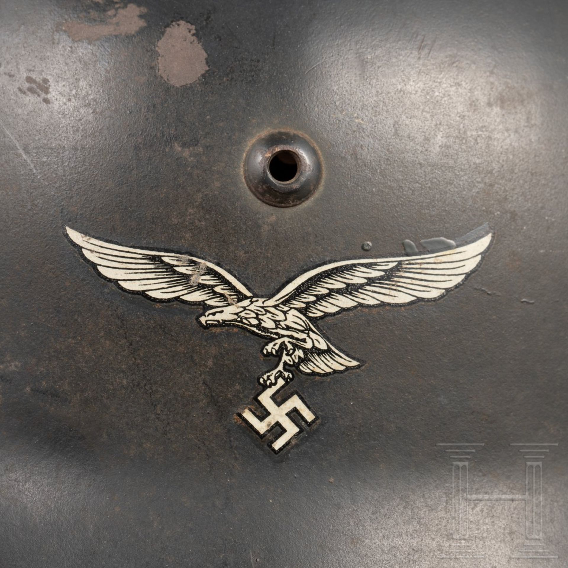 Stahlhelm M 35 der Luftwaffe mit beiden Abzeichen Die Glocke mit eingesetzten Belüftungsnieten, - Image 4 of 12
