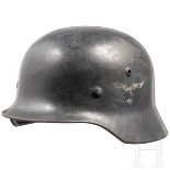 Stahlhelm M 40 der Luftwaffe mit beiden Abzeichen Die Glocke mit mitgeprägten Belüftungsnieten und