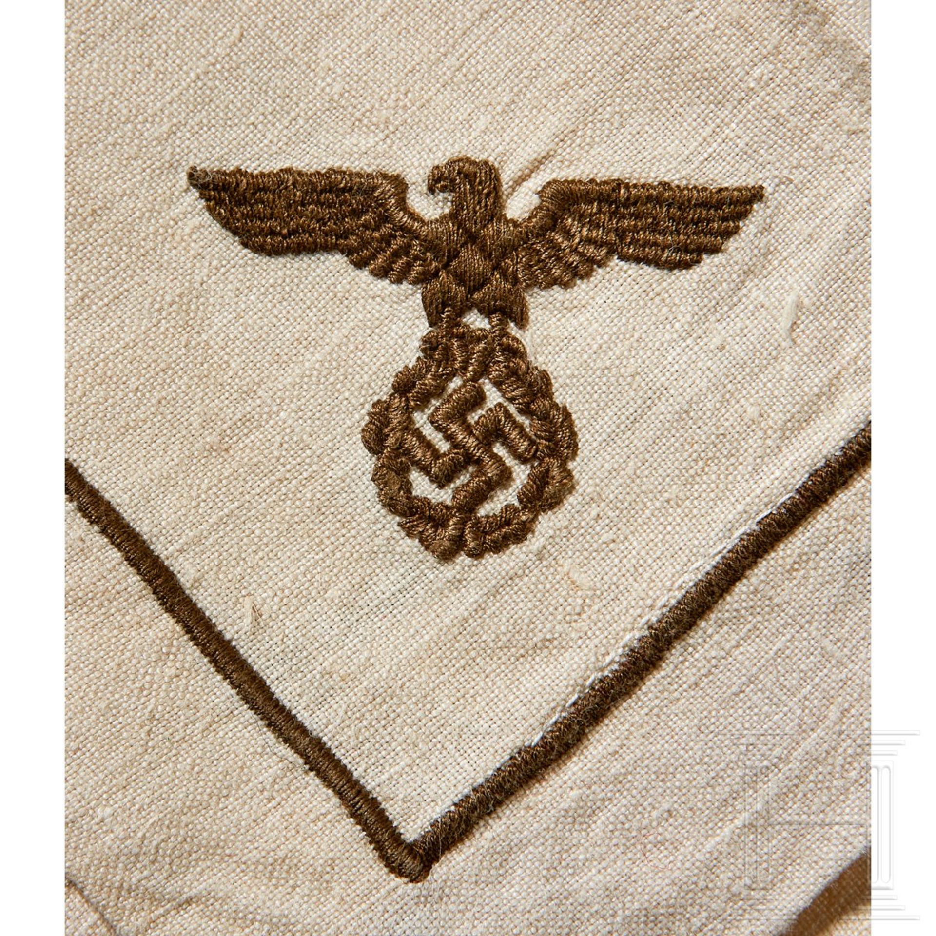 <de>Adolf Hitler – Napkins from his Personal Table Service<br>Cream color linen napkin, brown embroi - Bild 4 aus 5