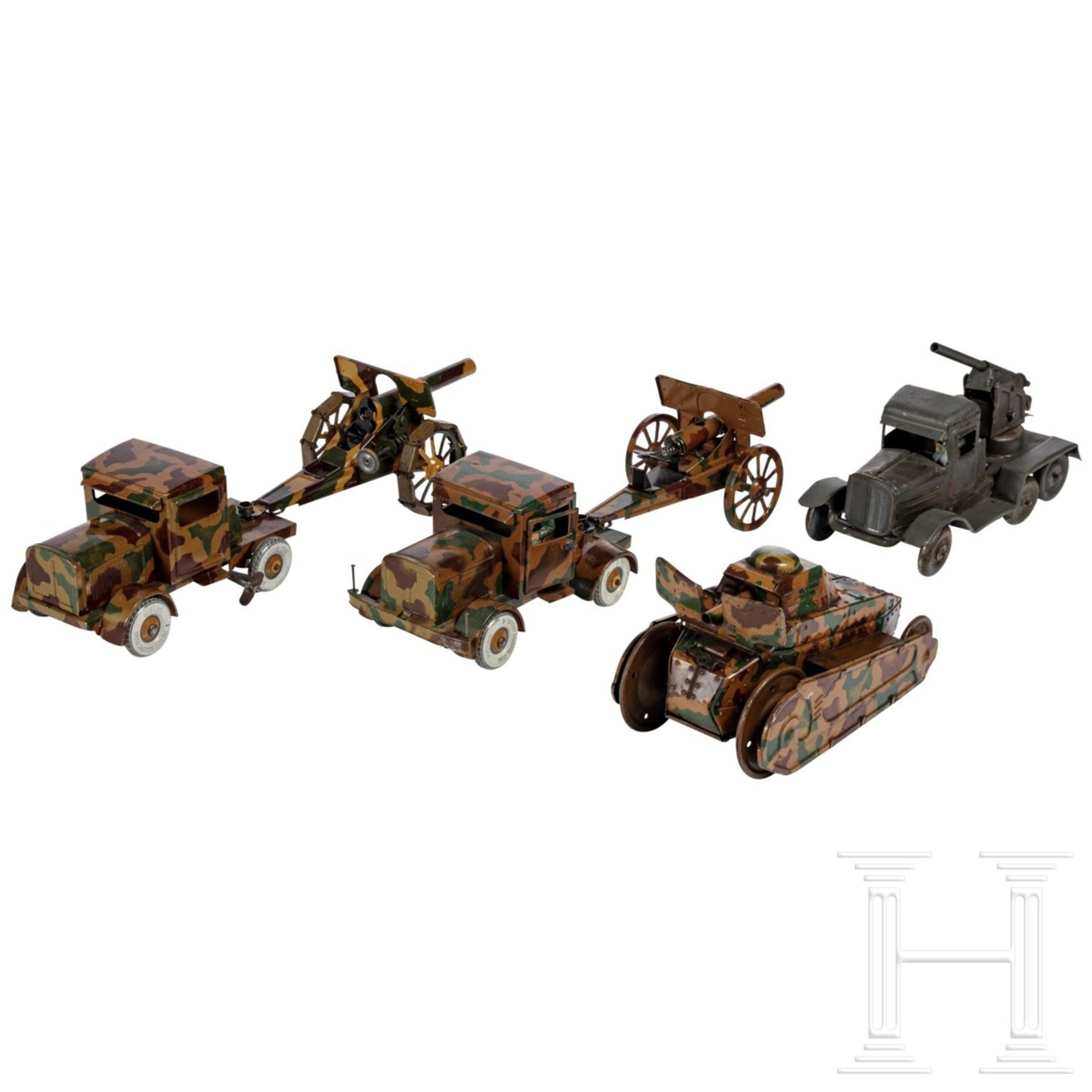 <de>Vier TippCo- und Göso-Militärfahrzeuge mit Flakauto, zwei Zugwagen mit Kanonen und einem Kletter