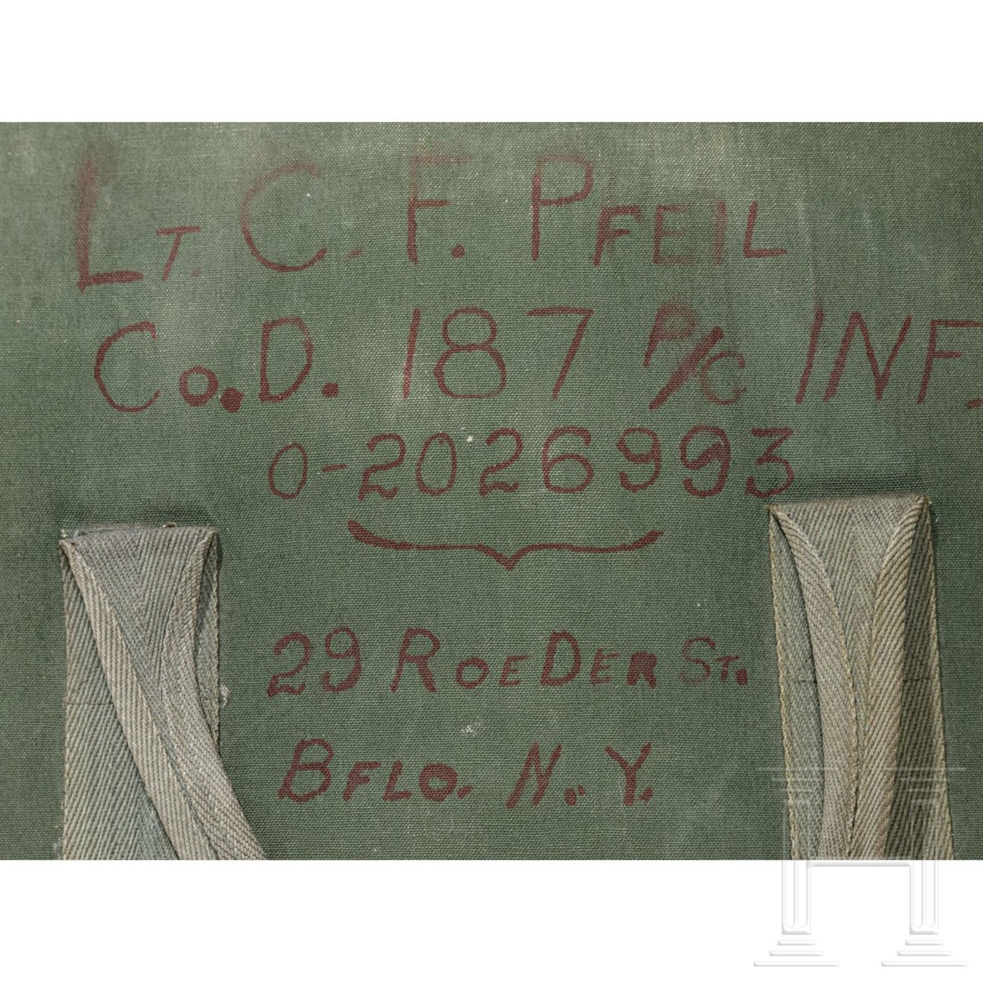 <de>Fallschirm und Fliegerkombination, 2. Weltkrieg<br>Gepackter Fallschirm aus weißer Seide in besc - Bild 9 aus 12