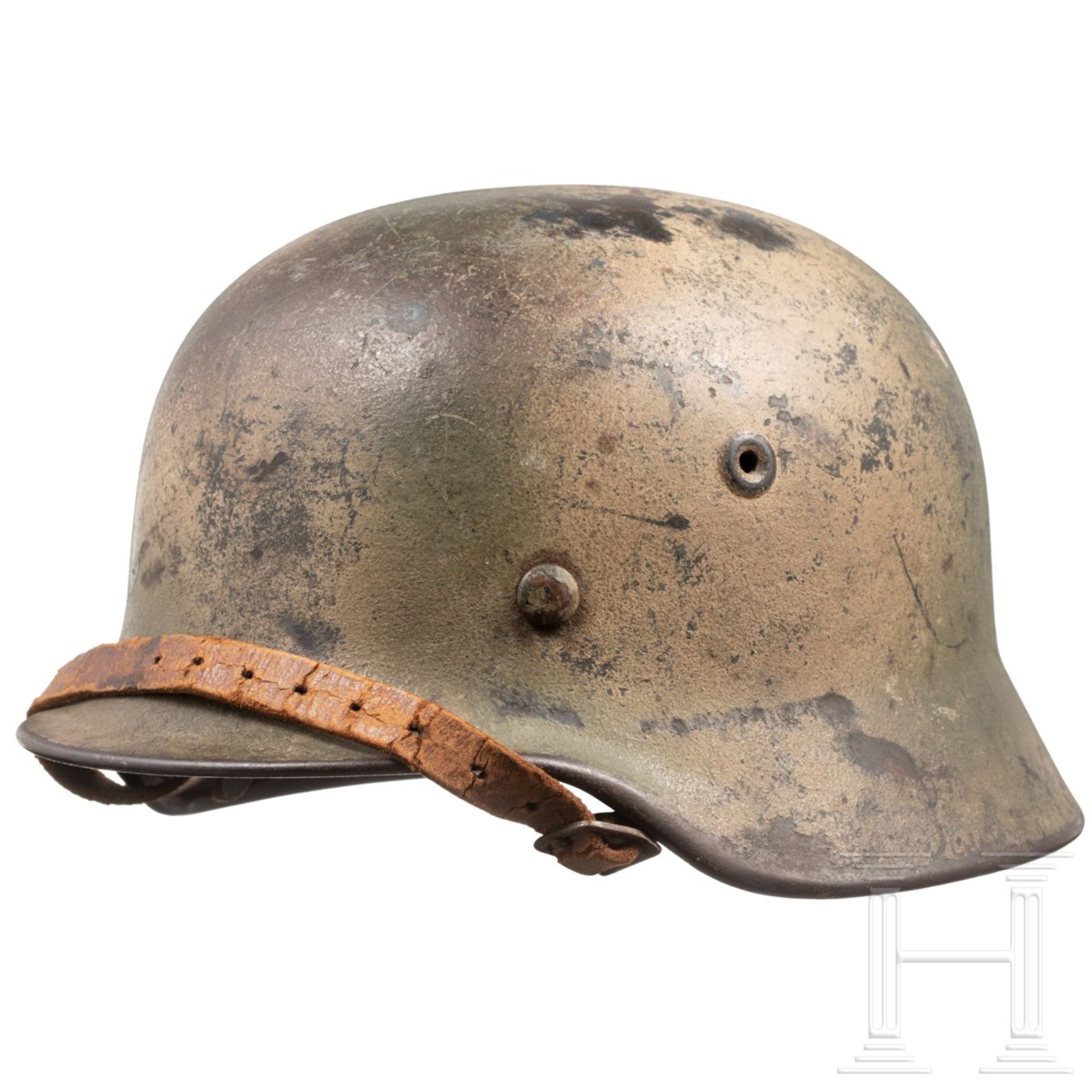 Stahlhelm M 40 des Heeres mit TarnanstrichDie Glocke mit mitgeprägten Belüftungsnieten und