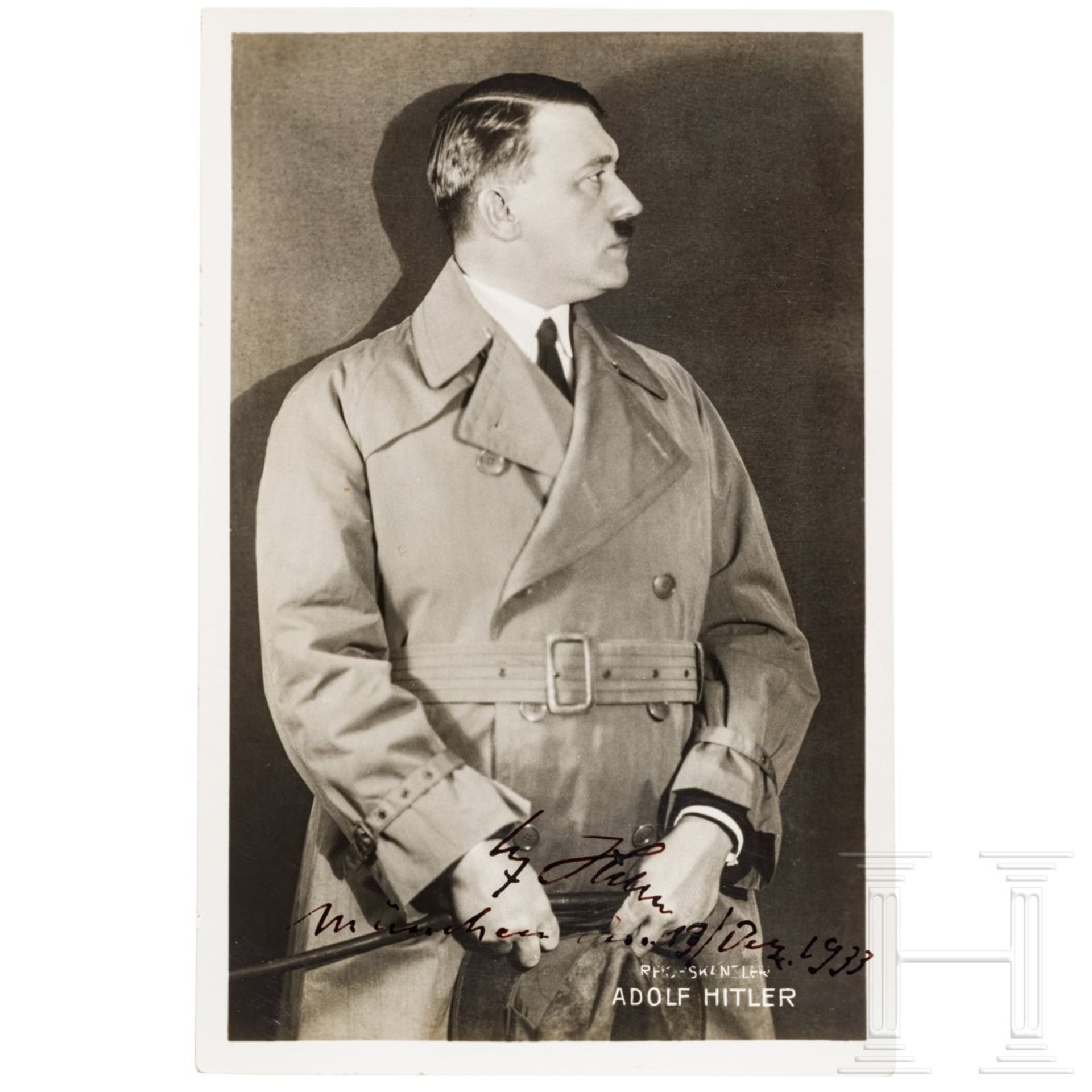 <de>Adolf Hitler – eigenhändig signierte Hoffmann-Fotopostkarte vom Dezember 1933<br>Dreiviertelport