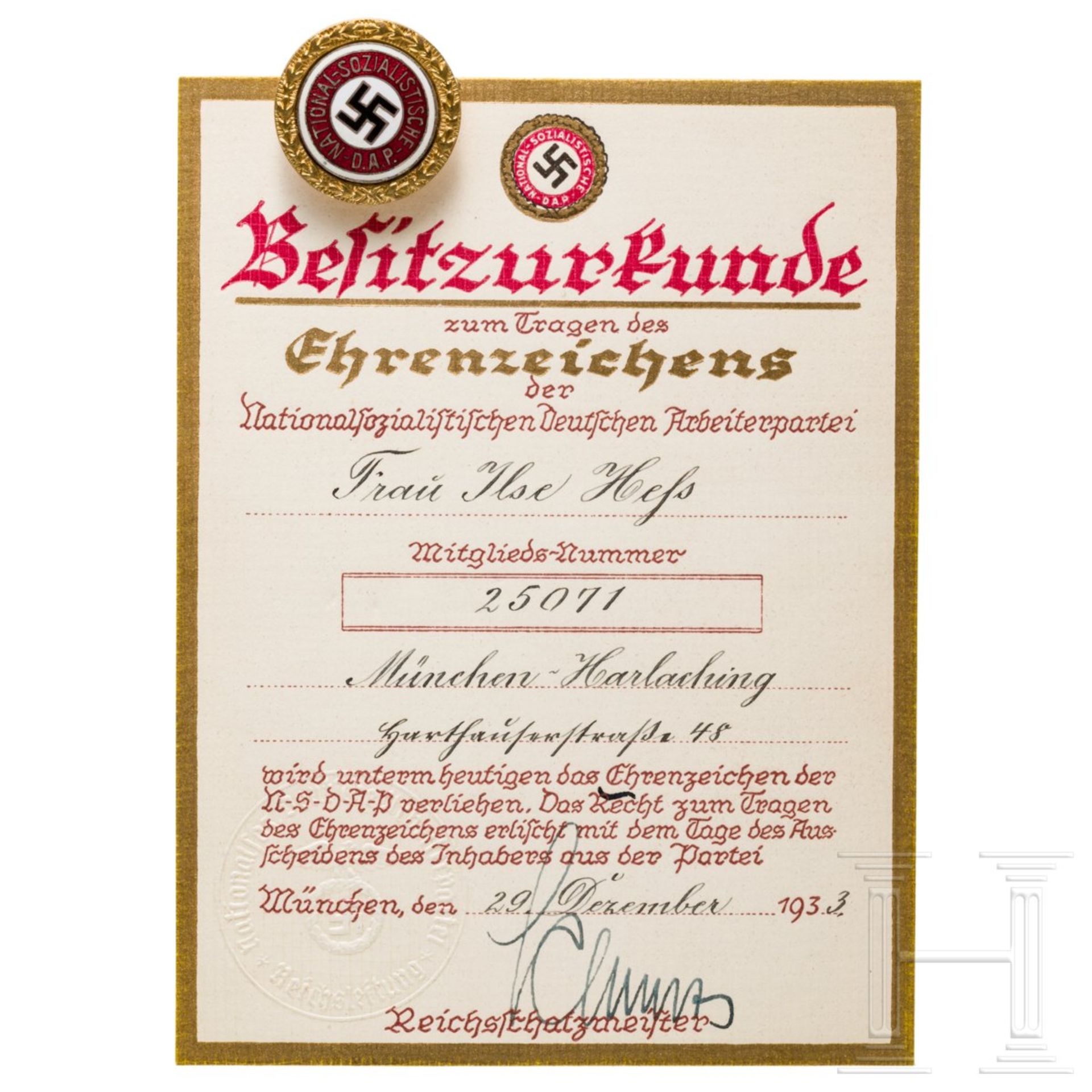 <de>Ilse Heß – Goldenes Ehrenzeichen der NSDAP mit Besitzurkunde<br>Das Goldenes Ehrenzeichen in der