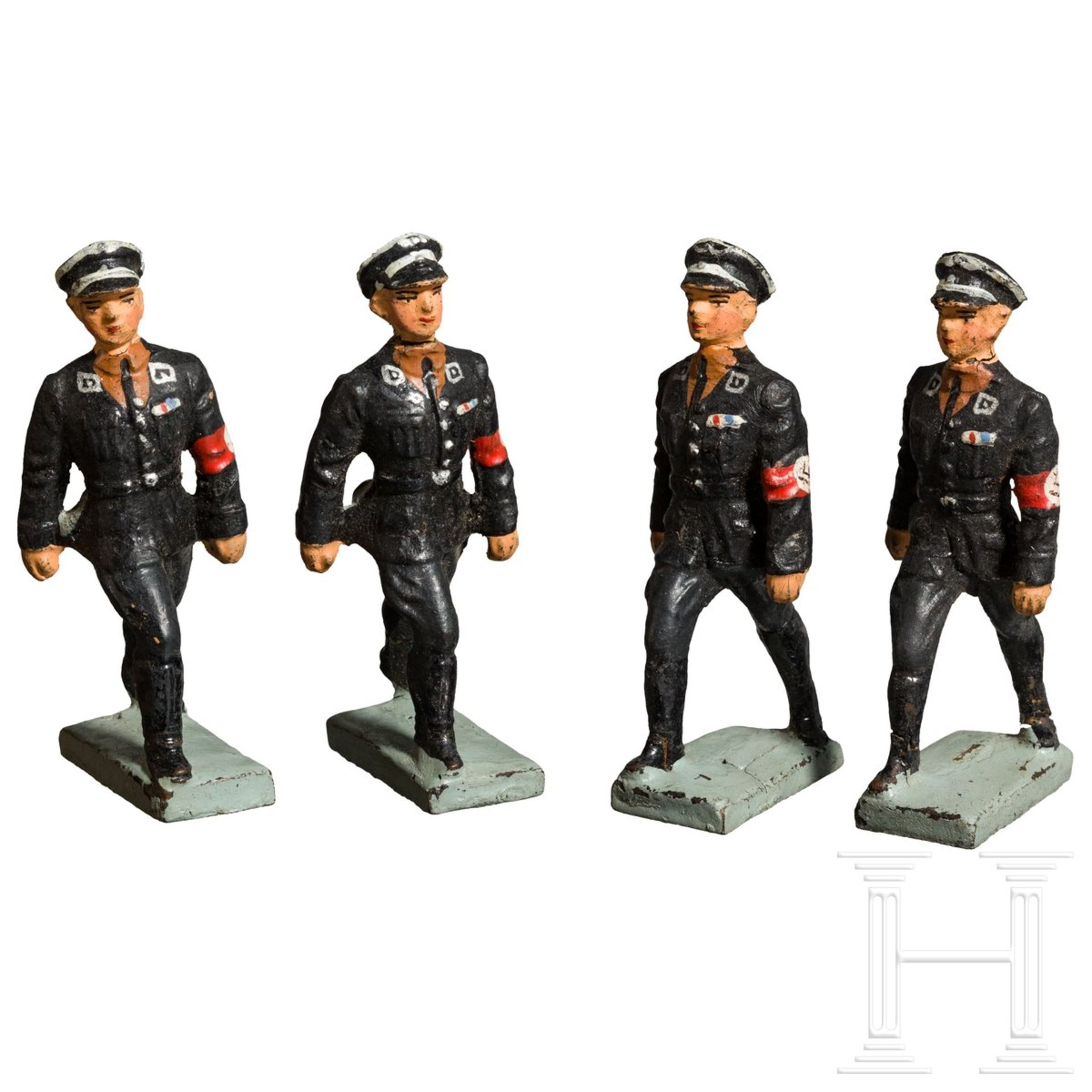 <de>Vier Lineol-SS-Führer im Marsch mit durchgestreckten Armen<br>Konvolut Lineol, 7 cm-Serie, Masse