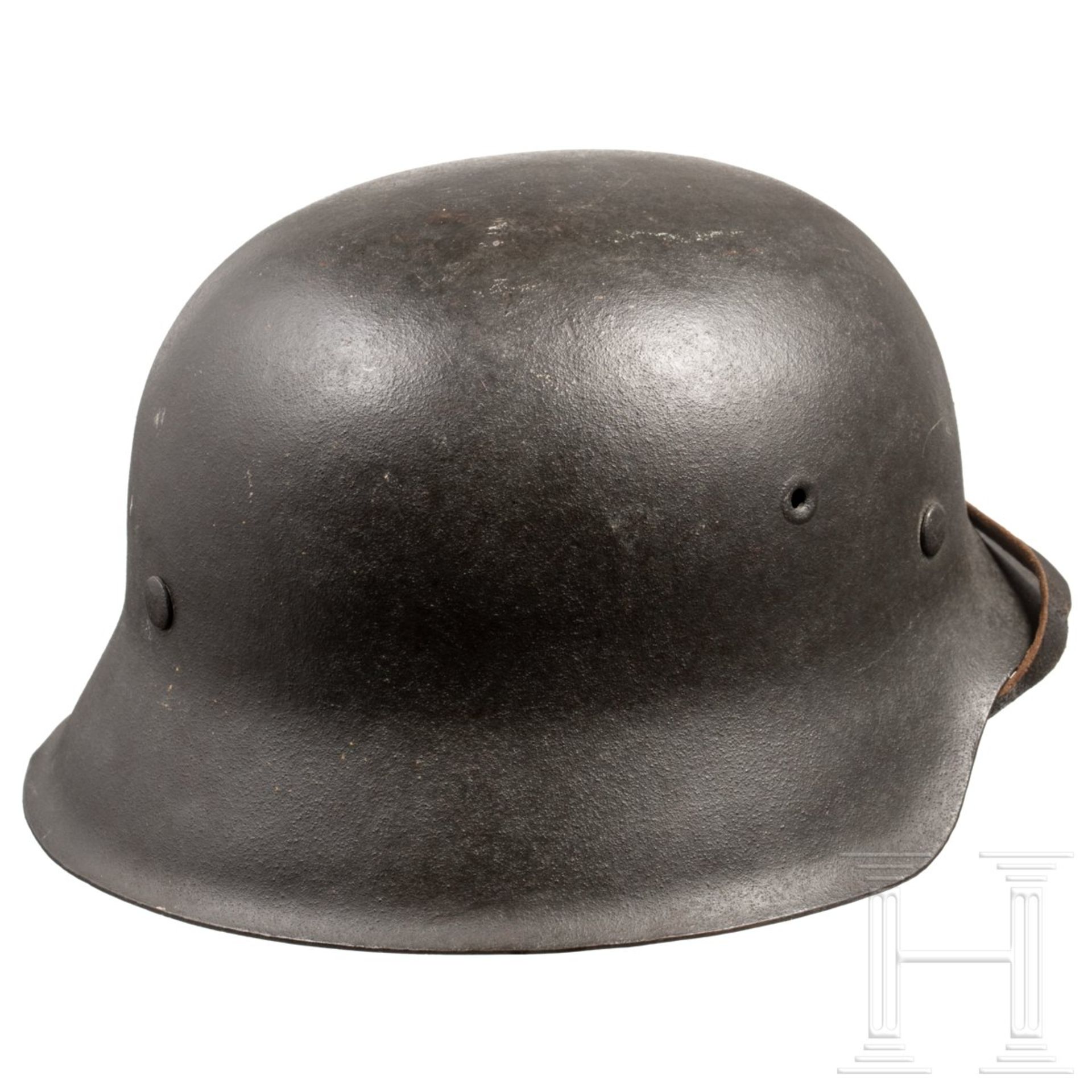 Stahlhelm M 42 der Kriegsmarine mit einem Abzeichen Die Glocke mit mitgeprägten Belüftungsnieten und - Image 3 of 10