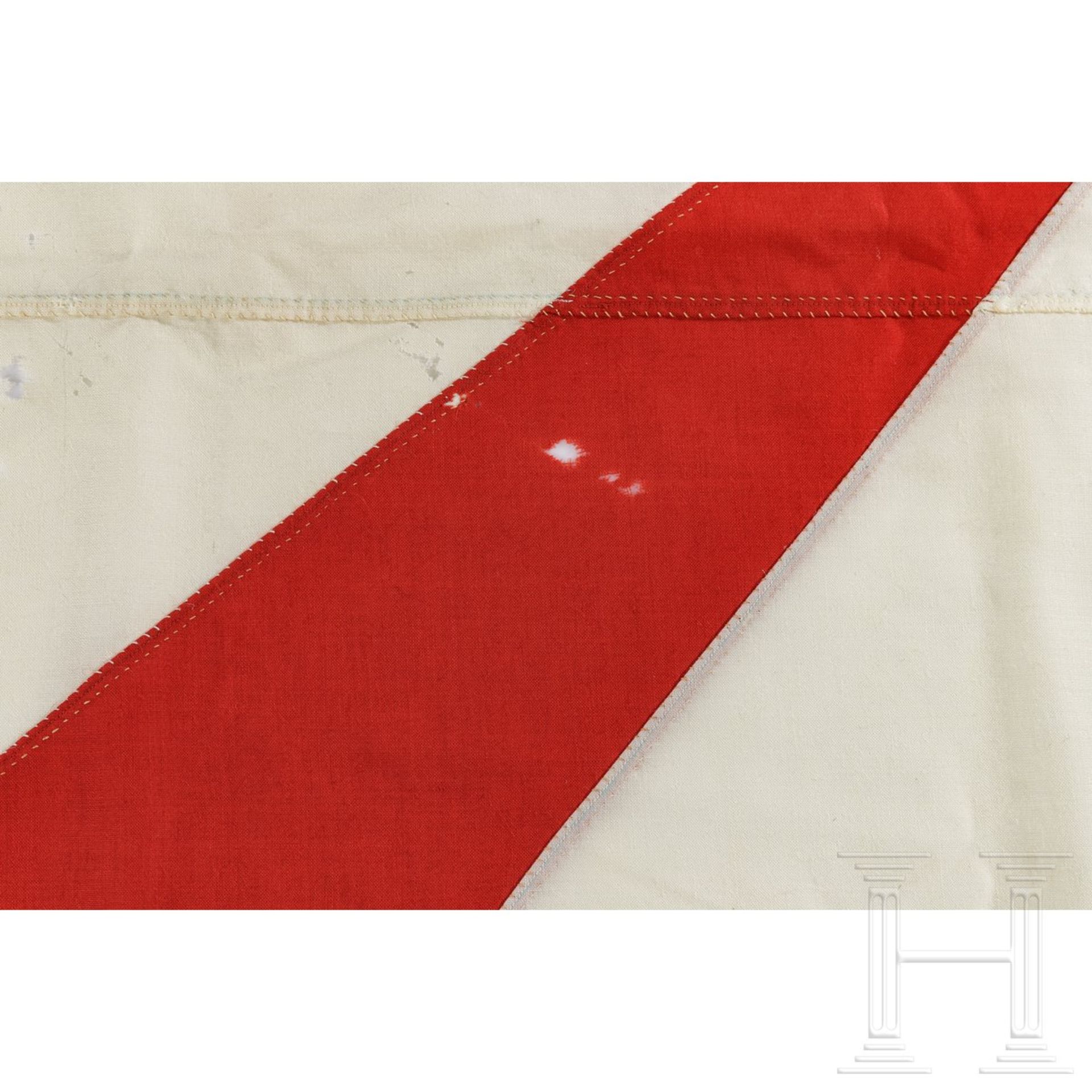 <de>Japanische Admiralsflagge, 2. Weltkrieg<br>Kräftiges Leinentuch, mehrteilig vernäht in Rot und W - Bild 3 aus 3