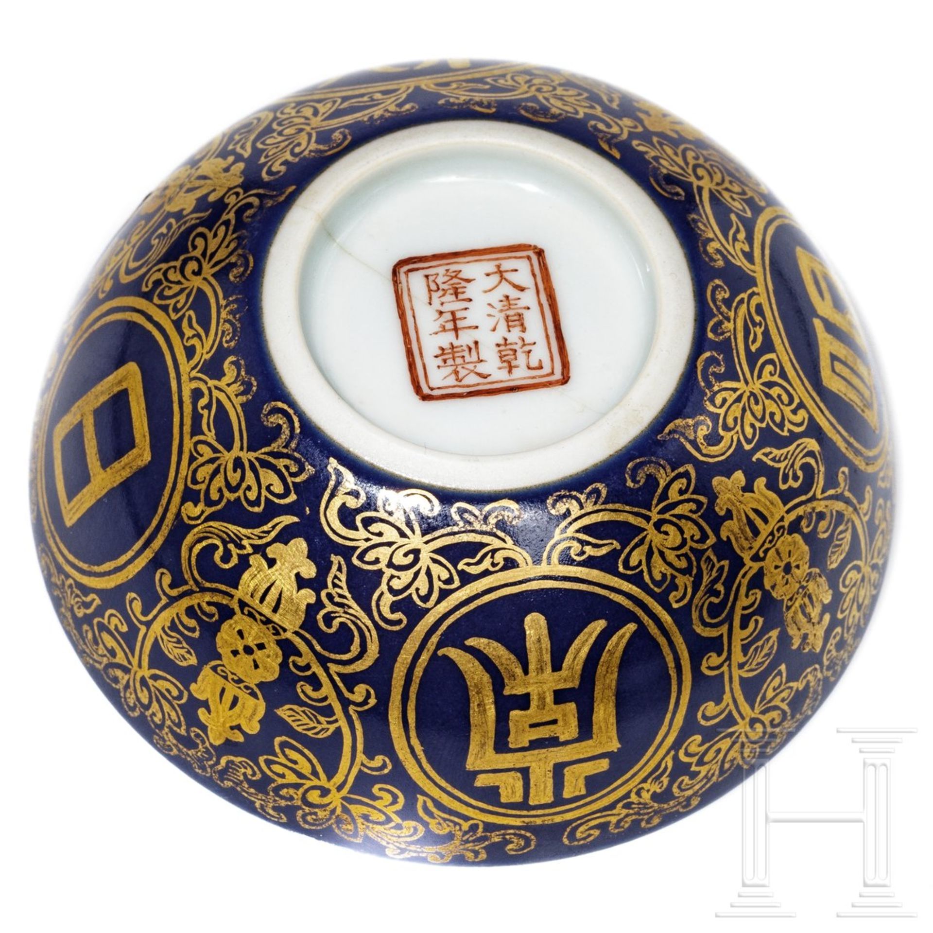 Blaugrundiges Teeschälchen mit Vergoldung und Qianlong-Sechszeichenmarke, China, 1736 - 1795 - Bild 4 aus 4