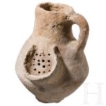 Seltenes Keramikgefäß mit Siebausguss, östlicher Mittelmeerraum, 1. Jtsd. v. Chr.