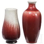 Zwei rötlich glasierte Vasen, China, 20. Jhdt.