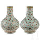 Ein fast identisches Paar Fledermaus-Vasen, China, 20. Jhdt.