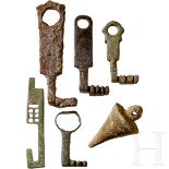 Vier Schlüssel, ein Schubriegel und ein Senklot, römisch, 1. - 3. Jhdt.