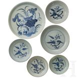 Ein Teller und fünf Schälchen mit weiß-blauer Dekoration, China, 16. - 17. Jhdt.