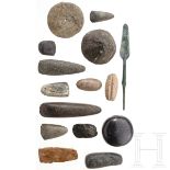 Gruppe Steinwerkzeuge und eine bronzene Speerspitze, 5.000 - 1.000 v. Chr.