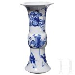 Weiß-blaue Gu-Vase, China, 20. Jhdt.