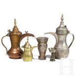 Drei arabische Kaffeekannen, ein feiner Silberaufsatz und ein tibetischer Silberbecher, 20. Jhdt.