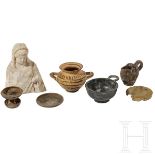 Vier Miniaturgefäße, eine Votivfigur und zwei Deckel, Unteritalien, 4. - 3. Jhdt. v. Chr.