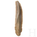 Lange Klinge aus hellem Flint, Dordogne, Frankreich, Jungpaläolithikum, ca. 30.000 - 20.000 v. Chr.