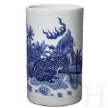 Weiß-blaue Vase mit Fo-Hund, China, um 1900 - 1920