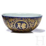 Blaugrundiges Teeschälchen mit Vergoldung und Qianlong-Sechszeichenmarke, China, 1736 - 1795