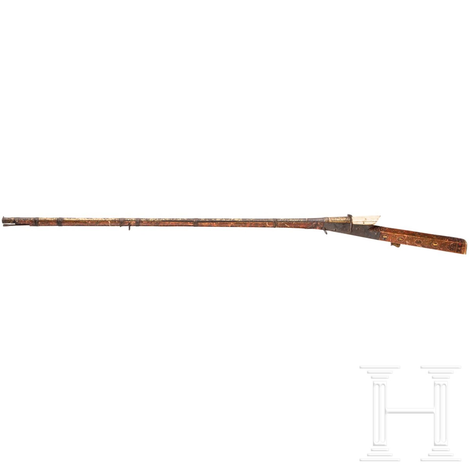 Goldtauschiertes Luntenschlossgewehr mit bemaltem Holzschaft, Indien, um 1800 - Bild 2 aus 5