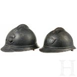 Zwei Stahlhelme M 15 (Adrian), Frankreich, 1. Weltkrieg