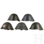 Fünf Helme M 56 der 1960er - 1980er Jahre