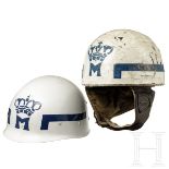 Zwei Helme der Militärpolizei, Niederlande, 1940er - 1970er Jahre