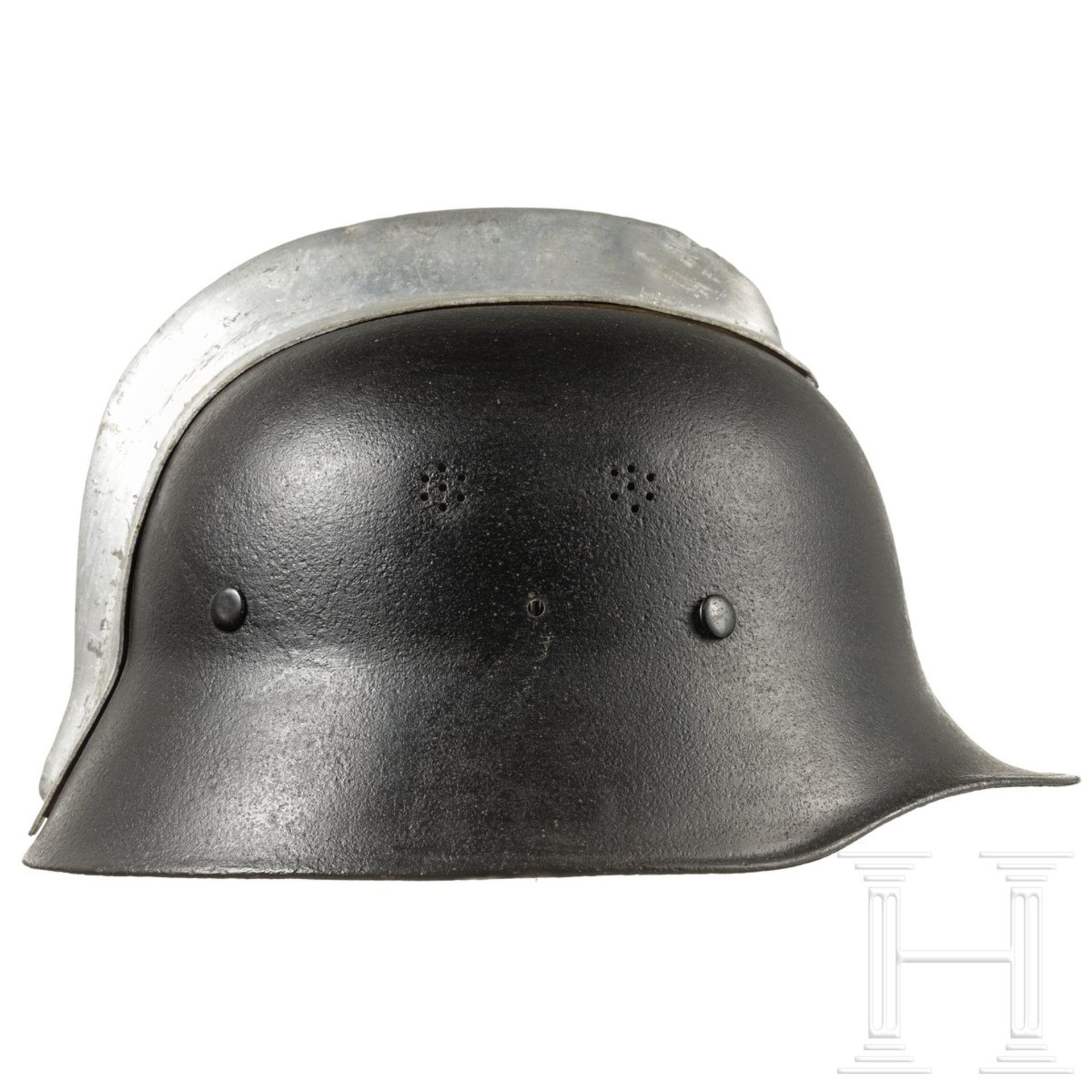 Stahlhelm mit Alu-Kamm, Feuerwehr, deutsch, um 1945
 - Bild 2 aus 3