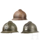 Drei Stahlhelme Adrian, Frankreich/Polen, 1920er - 1940er Jahre