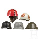 Fünf Helme für Sanitäter oder Feuerwehr, 1950er - 1980er Jahre