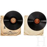 Zwei Schellack-Platten "Die braune Platte - Hitlers Appell an die Nation" 1932 und eine Gedenkplatte