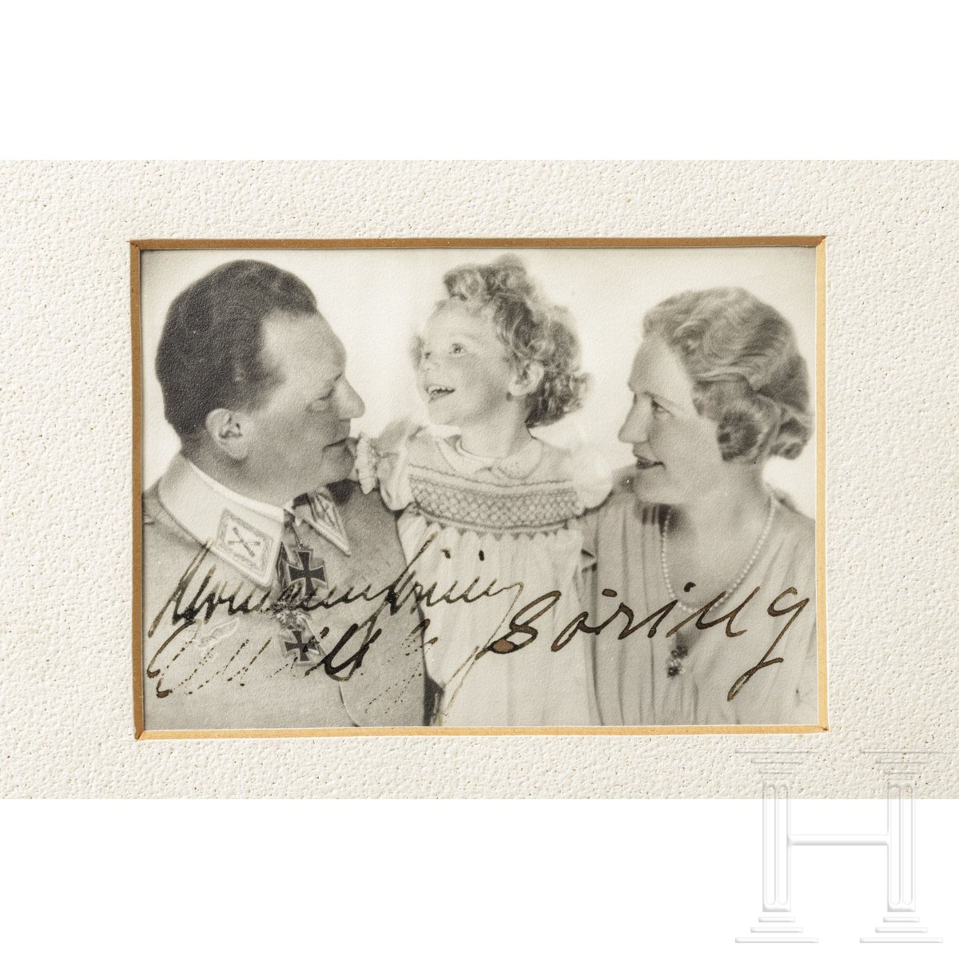 Hermann und Emmy Göring - gemeinsam signiertes Foto mit Tochter Edda, um 1942 - Bild 2 aus 3