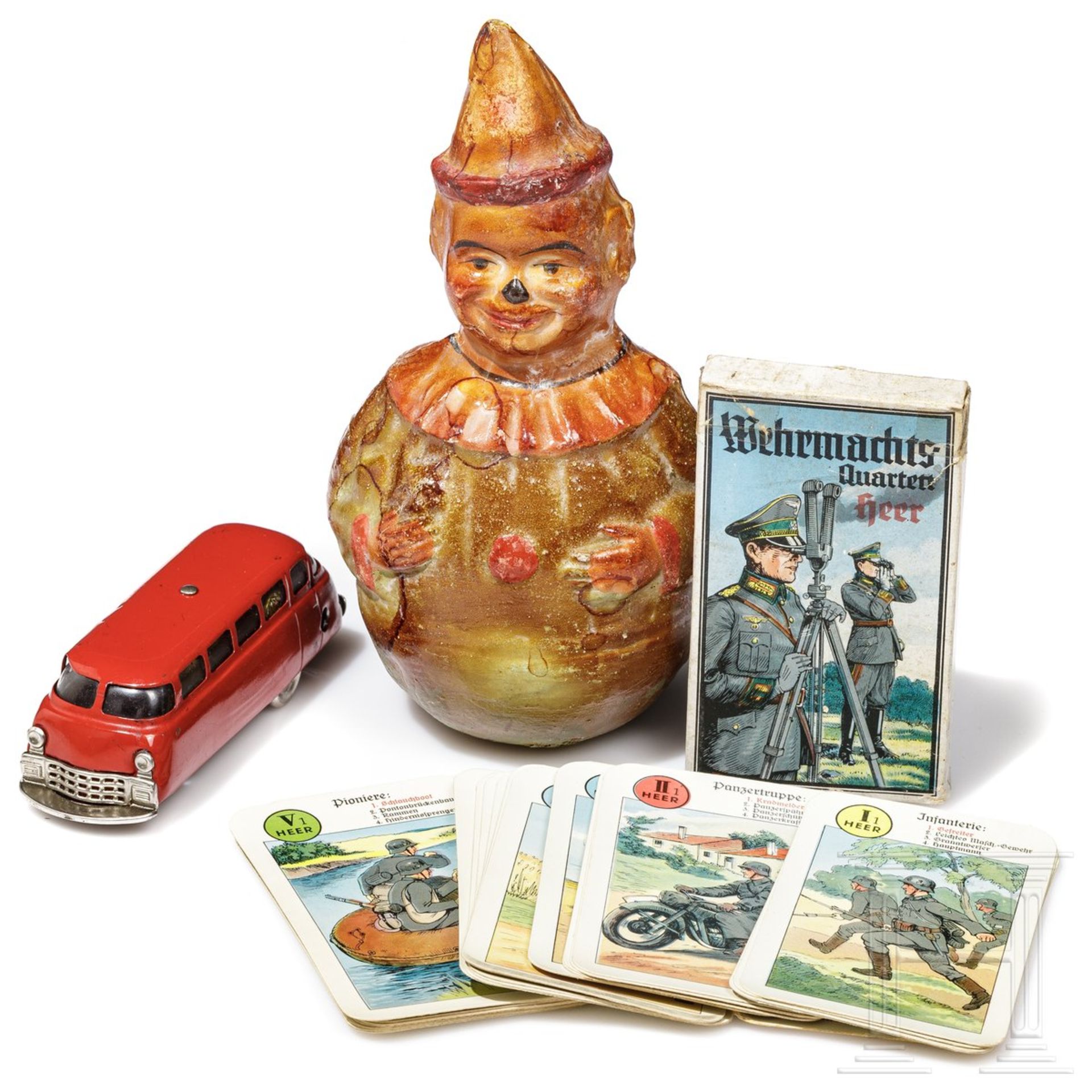 Konvolut Spielzeug mit Wehrmachts-Quartett "Heer", Schuco-Bus 1004, Mirako-Patent und einem Pappmach