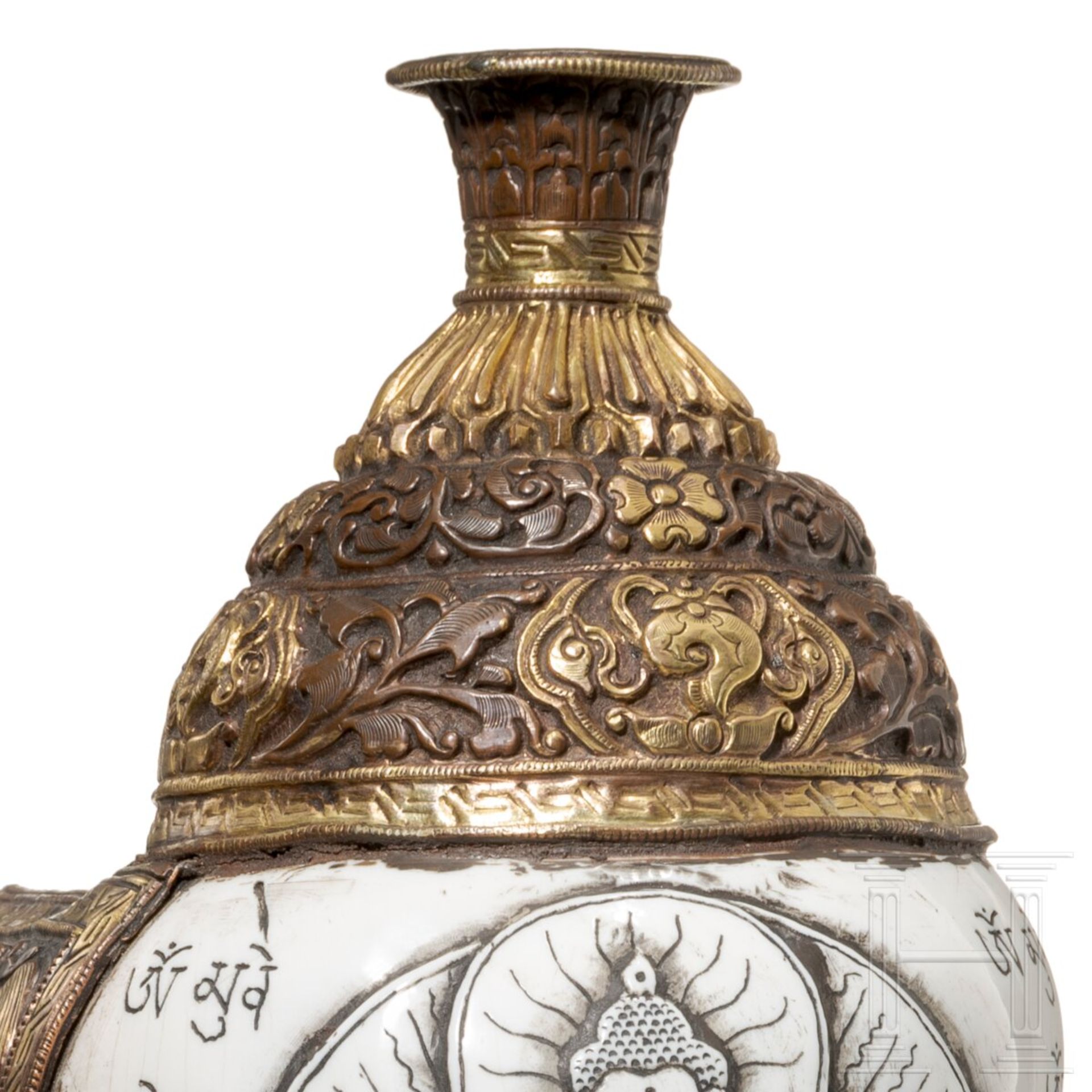 Kupfermontiertes und teilvergoldetes Muschelhorn, Tibet, 20. Jhdt. - Image 4 of 6