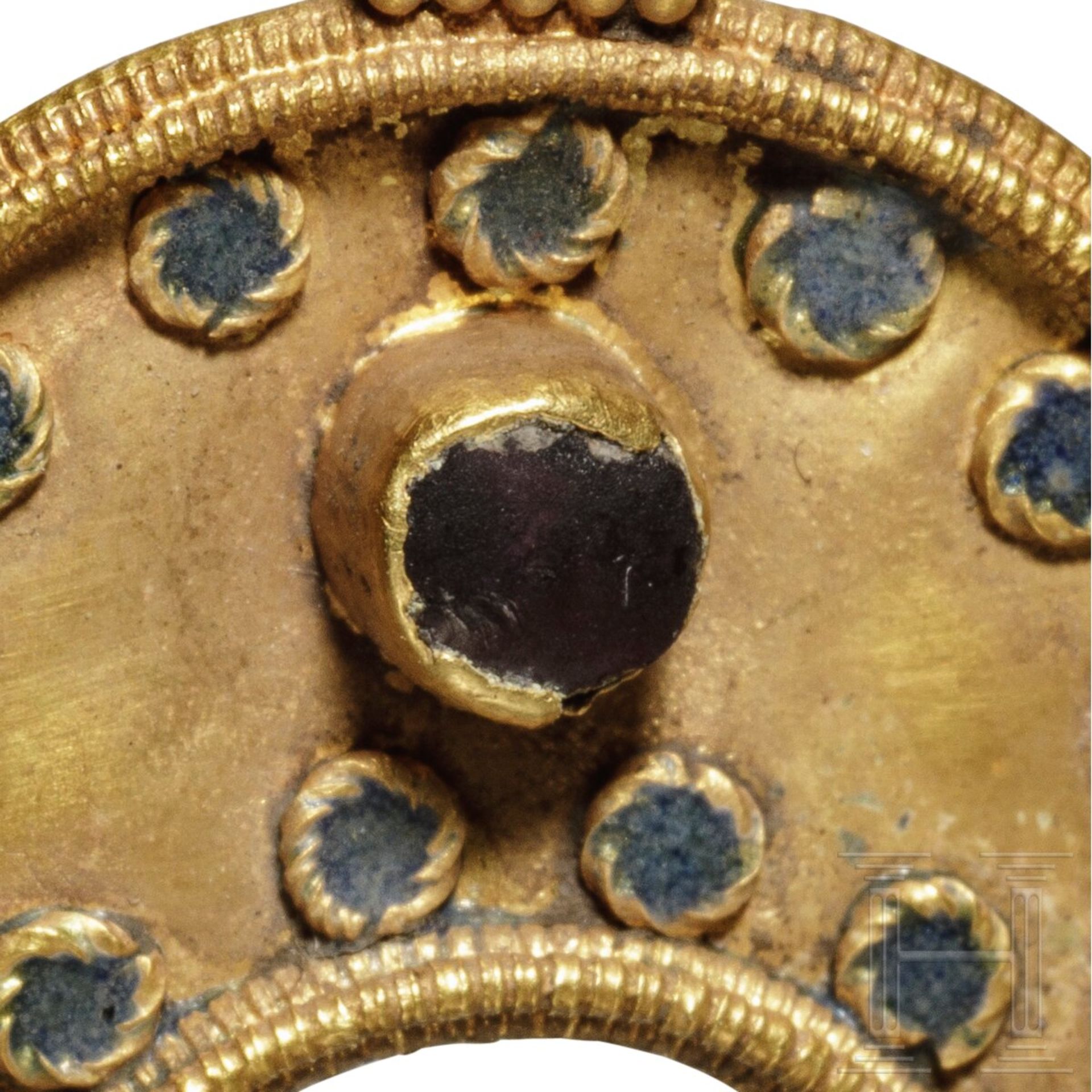 Goldener Lunula-AnhŠnger mit Glaseinlagen, ršmisch, 1. - 3. Jhdt. - Bild 3 aus 3